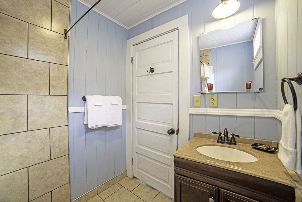 Riverside Lodge at Chimney Rock: 289 Main St, Chimney Rock, NC 28720
